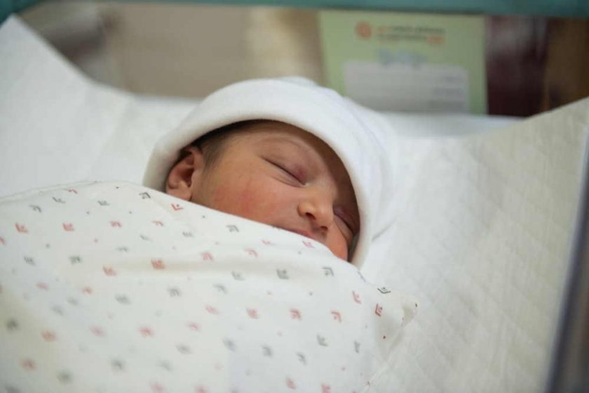 ولادة أول طفل لأم مُصابة بكورونا في “مستشفى الزهراء بدبي”