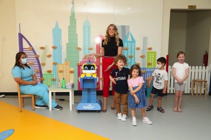 تقدم ترانستك الإمارات روبوتا صديقا للصحة لحماية وفحص الأطفال