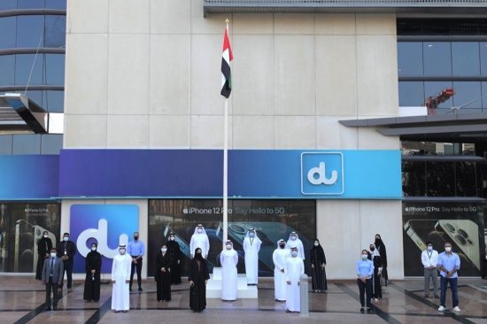 موظفو الخطوط الأمامية في دو يشاركون سكان الإمارات