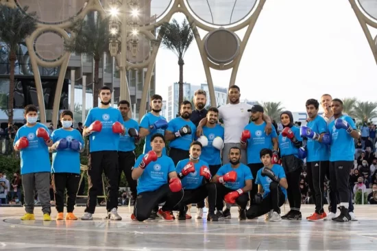 عملاق الملاكمة العالمي أنتوني جوشوا يبهر جمهور إكسبو 2020 دبي في ساحة الوصل