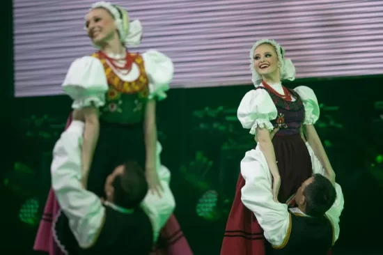 عرض فلكلوري مبهر تقدمه الفرقة الوطنية البولندية في إكسبو 2020 دبي