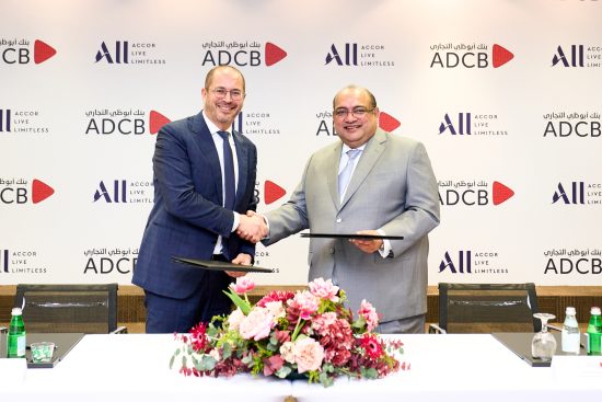 شراكة استراتيجية بين بنك أبوظبي التجاري ومجموعة أكور العالمية لتقديم تجارب استثنائية للعملاء عبر طرح بطاقات ائتمان جديدة