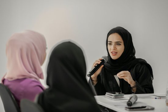 جامعة الإمارات تعقد اجتماعاً لمدراء الاتصال الحكومي : دور منصات التواصل الاجتماعي في توظيف مهارات الطلبة