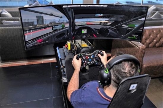 إطلاق مركز سيم جديد للسباقات الافتراضية الالكترونية يساعد المواهب الشابة  في الانتقال إلى رياضة السيارات الواقعية