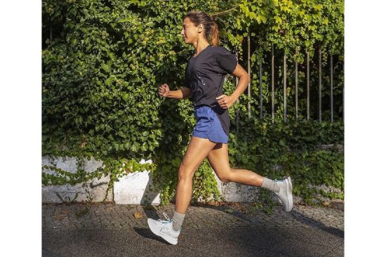 تُطلق العلامة التجارية المستدامة التابعة لمجموعة أباريل، إف فايف غلوبال، حذائها الرياضي الأول المصنوع من النباتات بالتعاون مع Zen Running Club