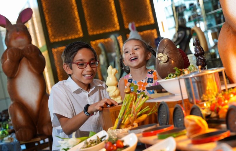 غداء عيد الفطر في مطعم انيس: مزيج من النكهات العالمية والمرح العائلي