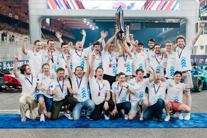 فريق جامعة ميونخ التقنية يفوز في سباق دوري أبوظبي للسباقات الذاتية، السباق الأول من نوعه في العالم، والذي أقيم في حلبة ياس مارينا
