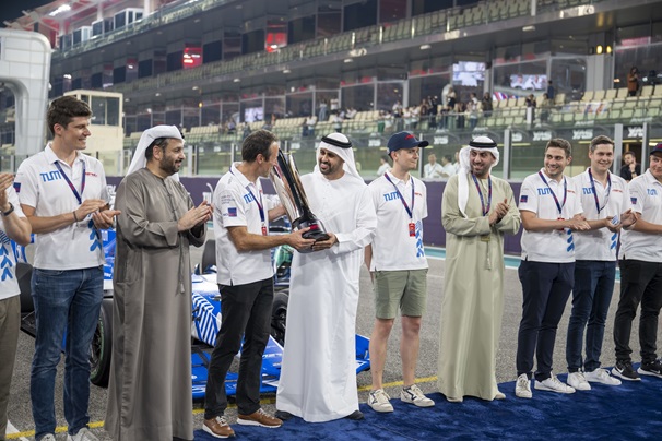 فريق جامعة ميونخ التقنية يفوز في سباق دوري أبوظبي للسباقات الذاتية، السباق الأول من نوعه في العالم، والذي أقيم في حلبة ياس مارينا
